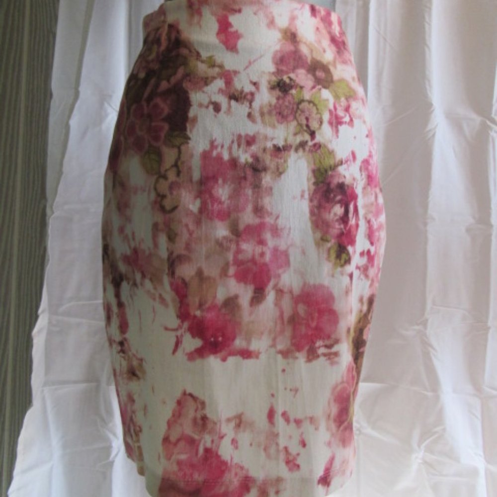 vintage equestrian white skirt w/blurred flowers